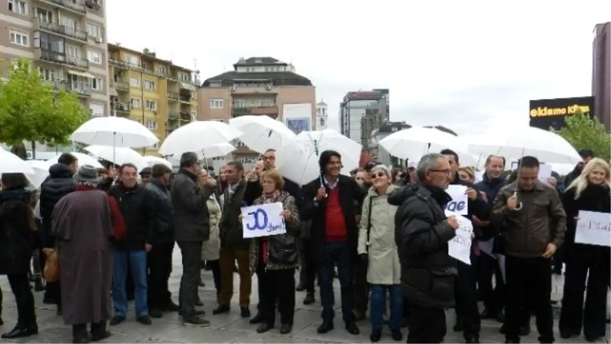 Kosova\'da Beyaz Şemsiyeli Barış Yürüyüşü