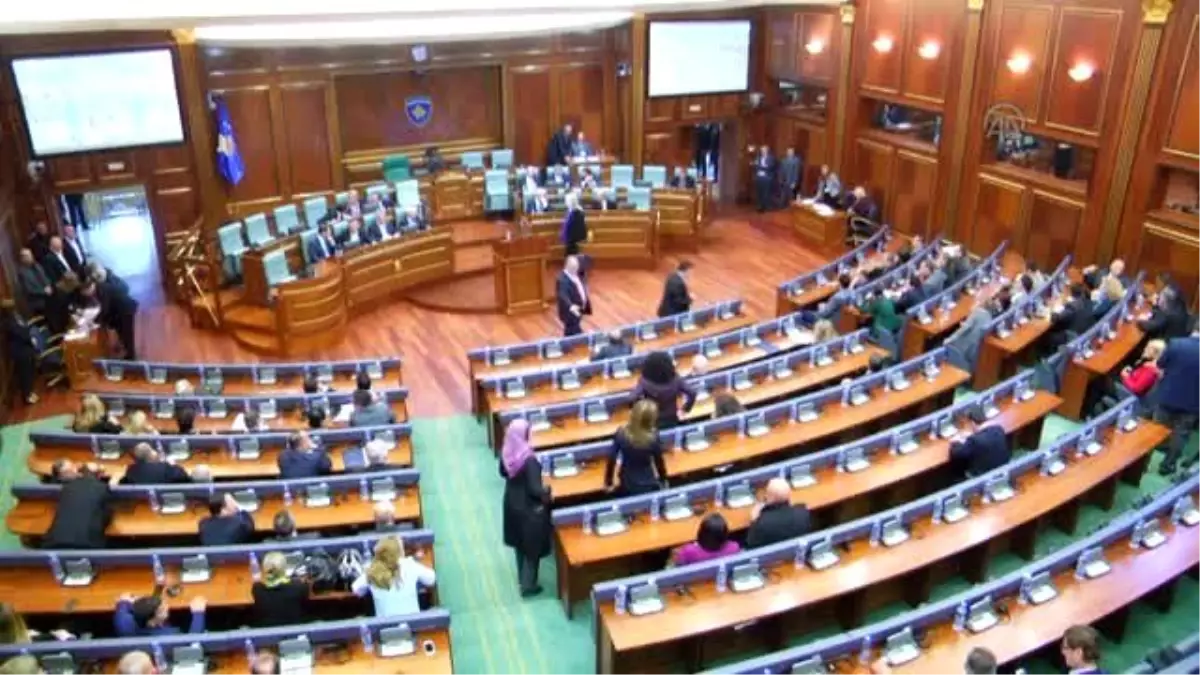 Kosova Meclisi\'nde Gerginlik