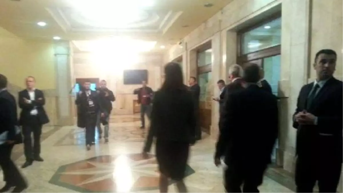 Kosova Meclisinde Yine Gaz Bombası Fırlatıldı