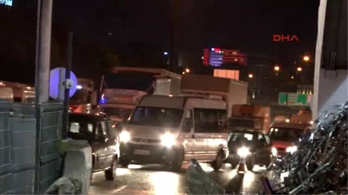 Mahmutbey Gişelerde Devrilen Kamyon Trafiği Etkiliyor