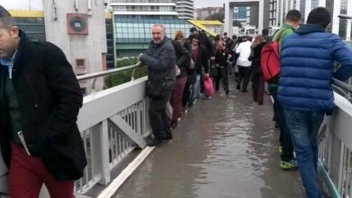Merter'de Üst Geçidi Su Bastı