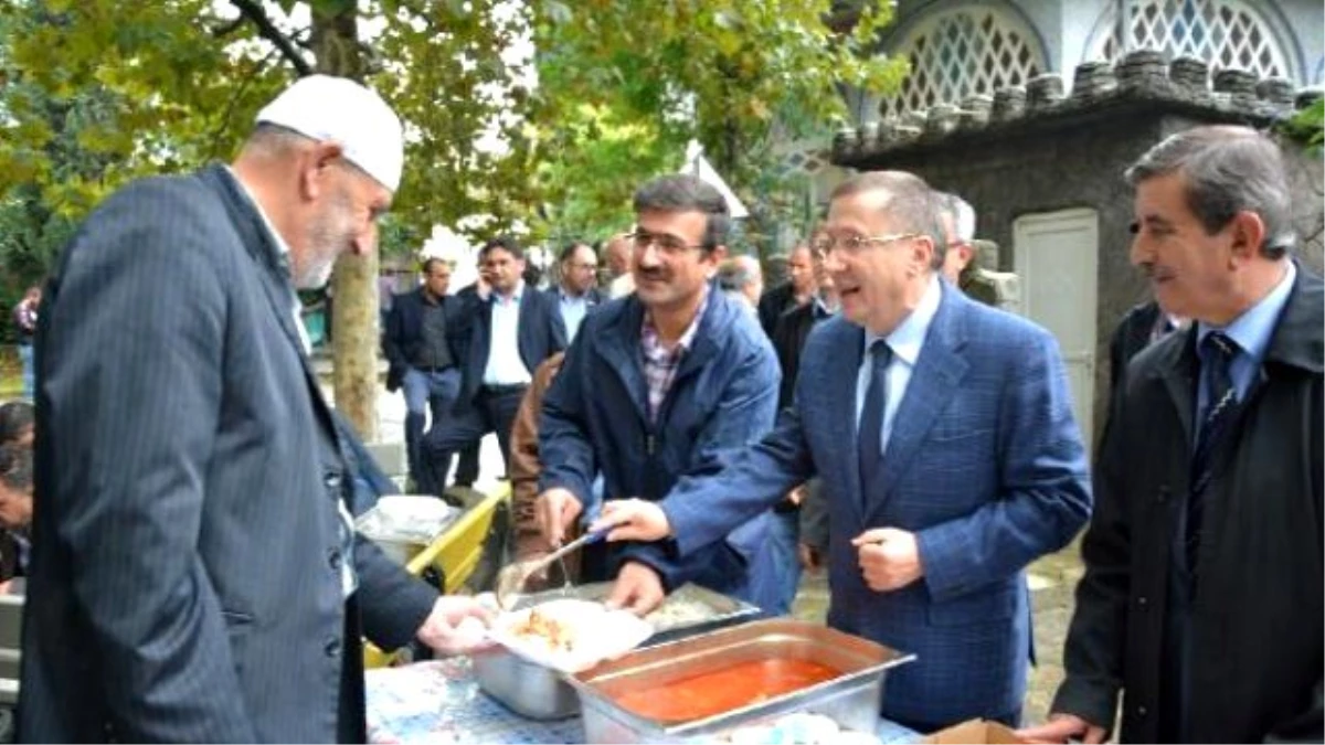 MHP\'li Türkkan Cami Önünde Pilav Dağıttı