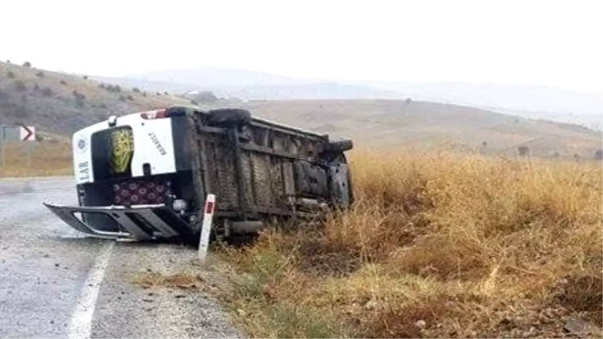 Okul Servis Minibüsü Devrildi 16 Kişi Yaralandı
