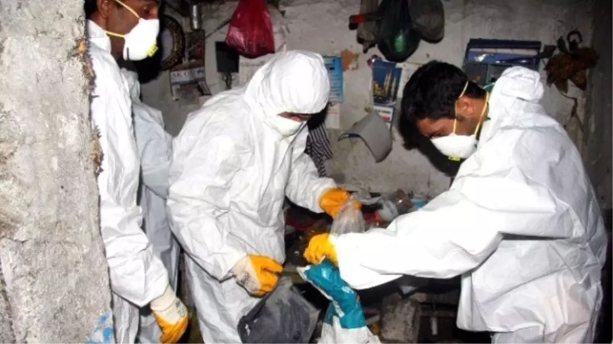 Yaşlı Adamın Evinden Üç Kamyon Çöp Çıktı