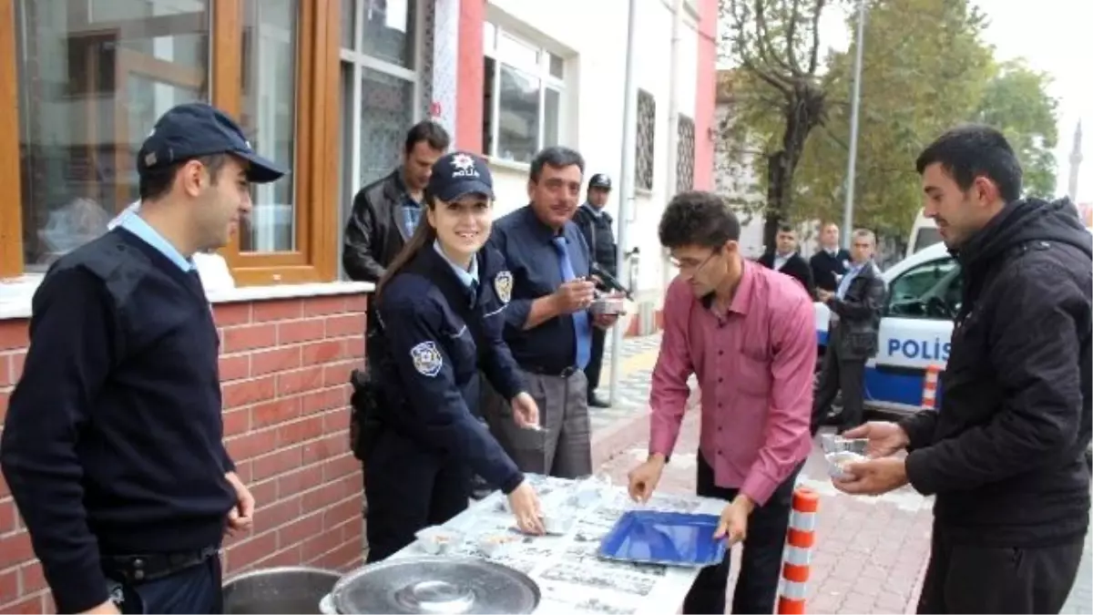 Polislerden Vatandaşa Aşure İkramı