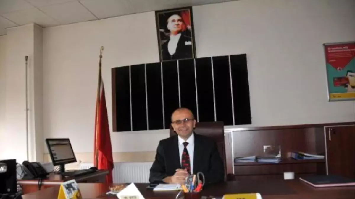 Ptt, 175\'inci Yılda 175\'inci Müşterisine Pul Kolleksiyonu ve Saat Hediye Etti