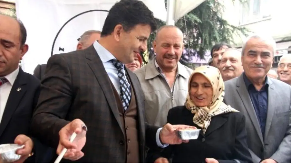 Şahin ve Ulupınar Elleriyle Aşure Dağıttı