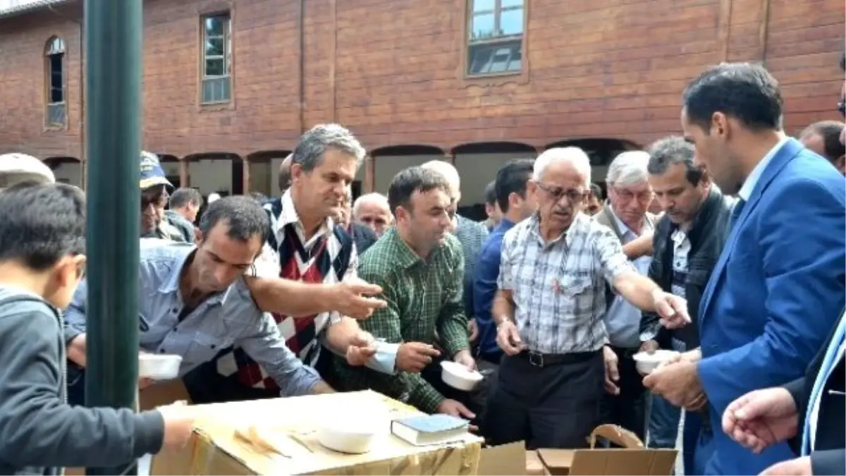 Sinop\'ta Cuma Namazı Çıkışı Aşure Dağıtıldı