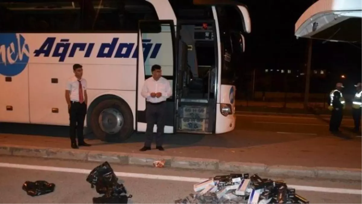 Sivas\'ta Yolcu Otobüsünden Kaçak Sigara ve Telefon Çıktı