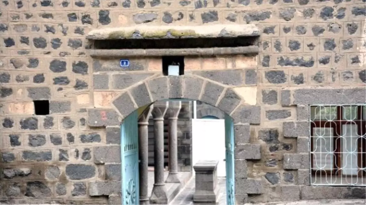 Siverek\'te Cami Kapısına Bırakılan Paket Korkuttu