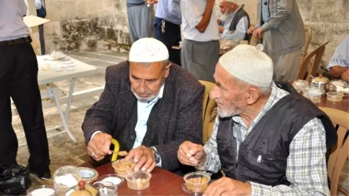 Tarsus Belediyesi Aşure Dağıttı