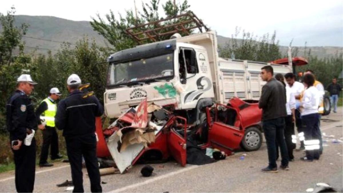Tokat\'ta Kamyonla Otomobil Çarpıştı: 2 Ölü, 1 Yaralı