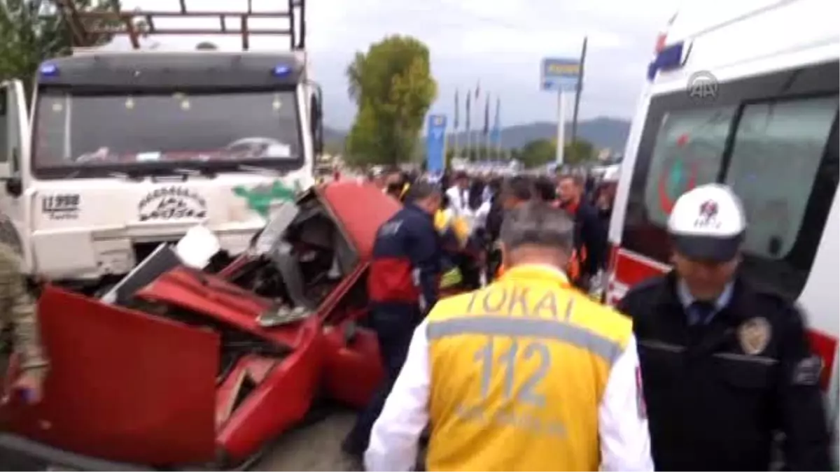 Tokat\'ta Otomobil ile Kamyon Çarpıştı: 2 Ölü, 1 Yaralı
