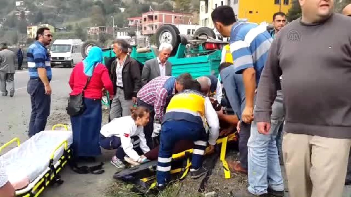 Trabzon\'da Kamyonet Devrildi: 6 Yaralı