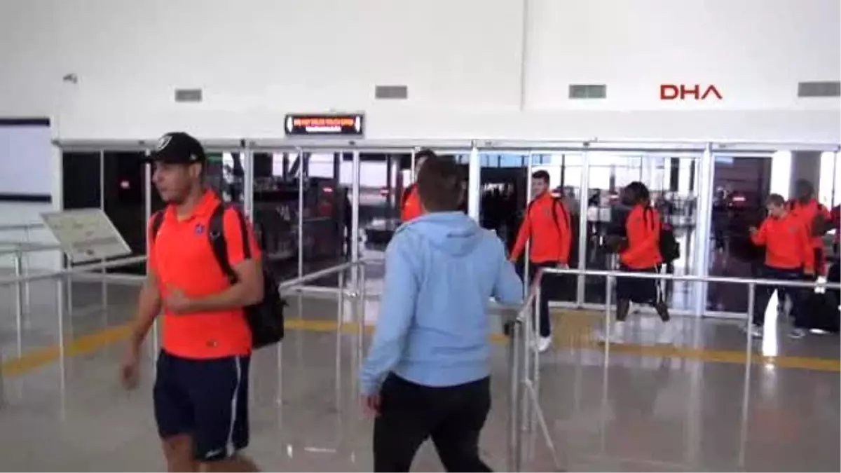 Trabzonspor\'u Havalimanında Sadece Bir Taraftar Karşıladı