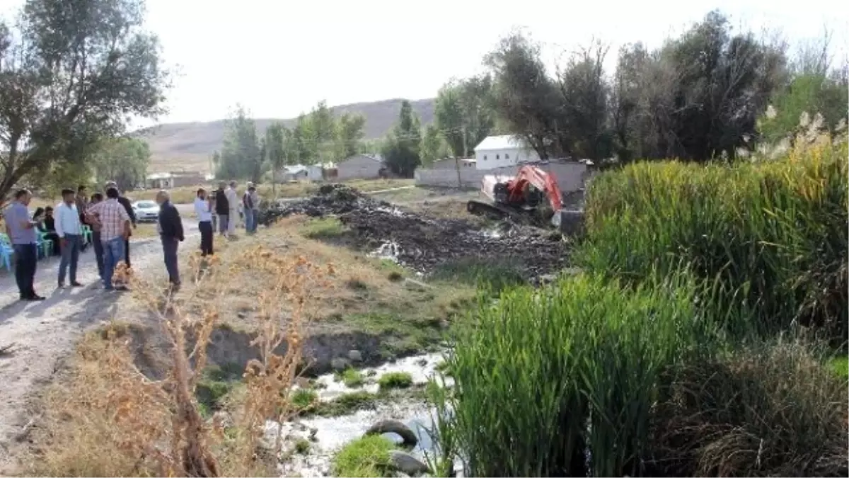 Van Büyükşehir Belediyesi\'nden Gölet ve Yeni Kanal Açma Çalışması