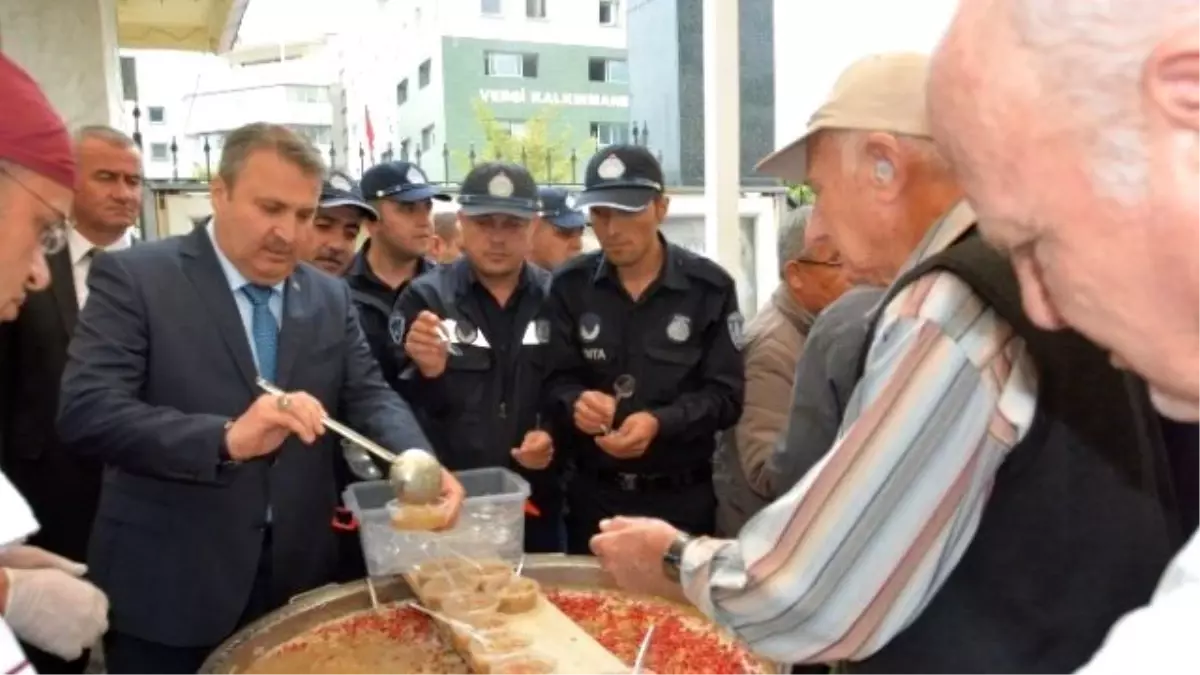 Yunusemre Belediyesi, Vatandaşlara Aşure Dağıttı