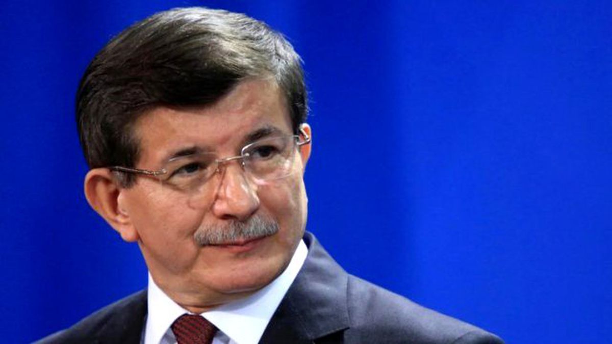 Ahmet Davutoğlu Facebook'ta Gençlerin Sorularını Yanıtladı