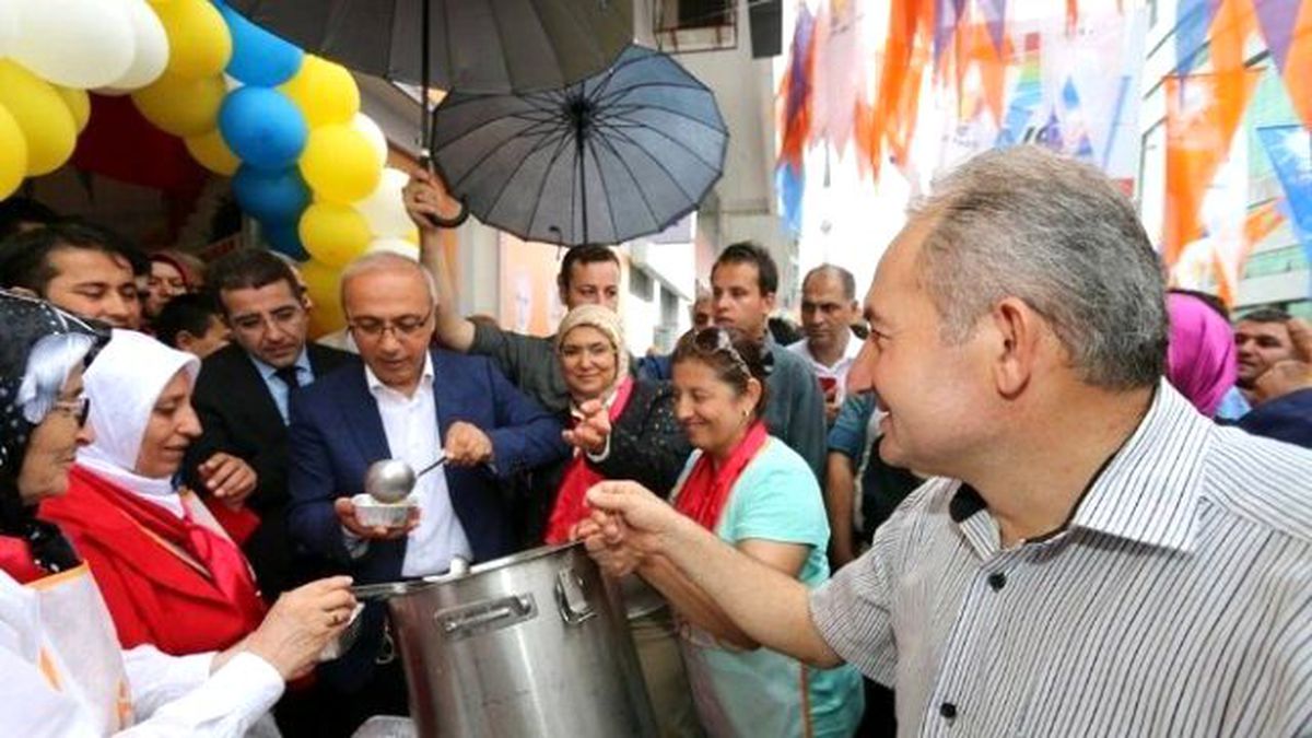 AK Parti\'li Kadınlar Aşure Dağıttı