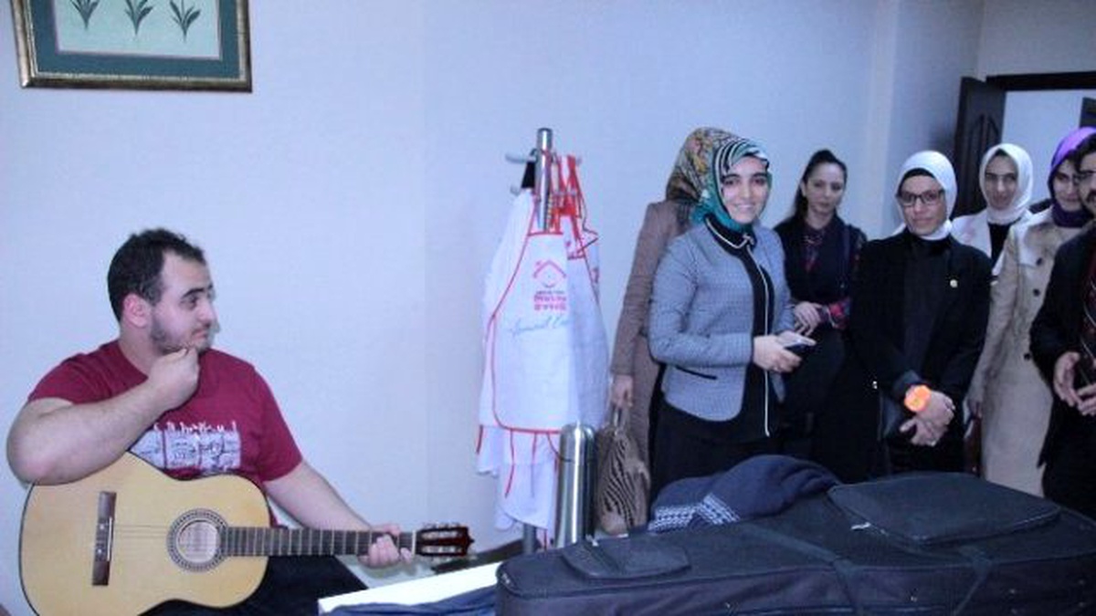 AK Parti Milletvekili Kavakçı Kan\'a Gençlerden Müzik Molası