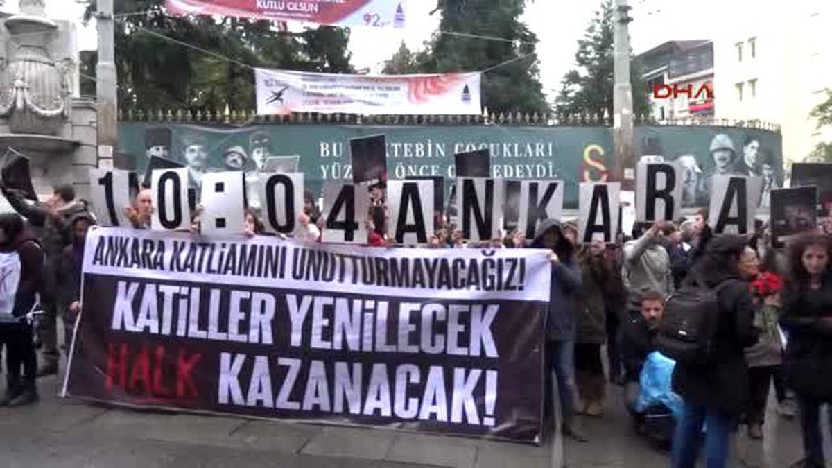 Ankara\'daki Patlamada Ölen 102 Kişi İçin İstanbul\'da Anma