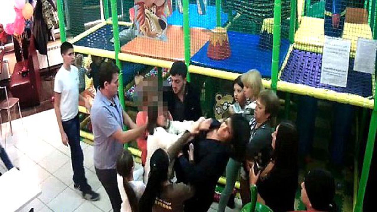 Annelerin Kavgasına Eşlerden Biri de Katılınca Olanlar Oldu