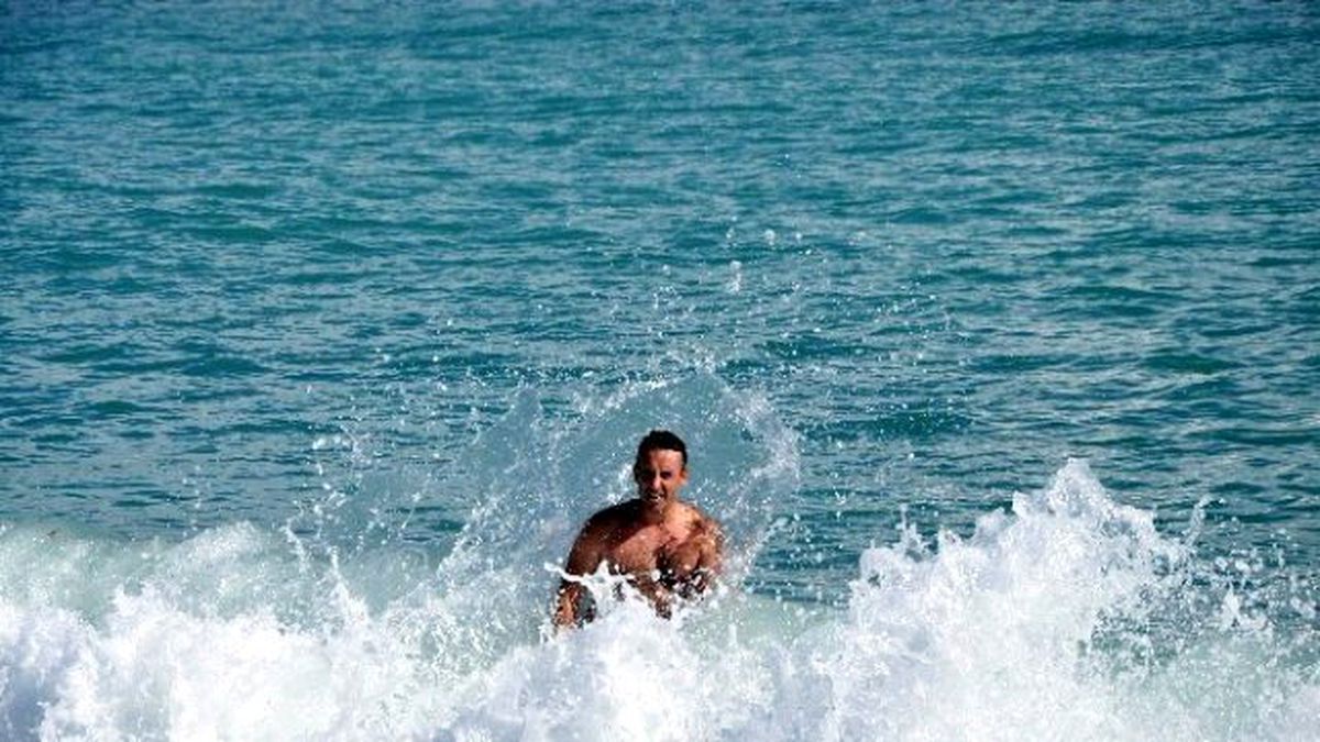 Antalya\'da Şiddetli Yağmur Sonrası Deniz Keyfi
