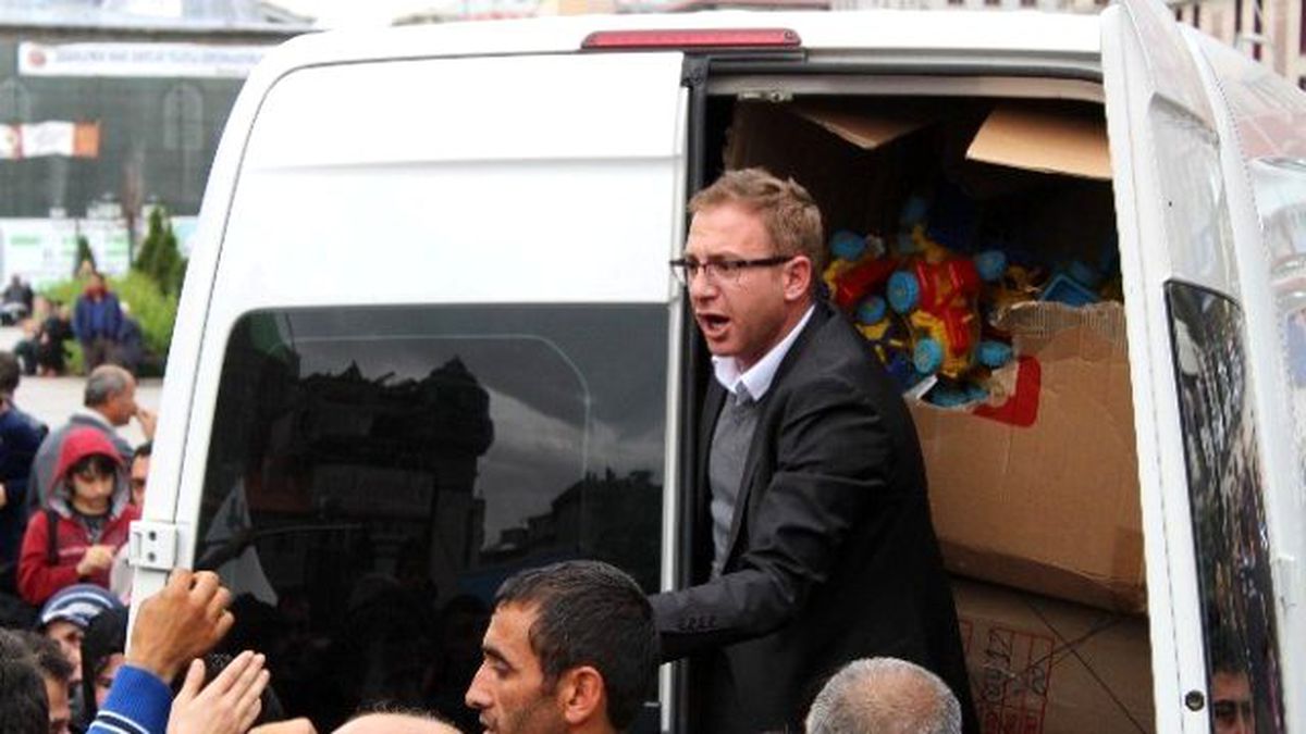 AK Parti\'li Aday Ilıcalı\'nın Dağıttığı Oyuncaklar İzdihama Yol Açtı