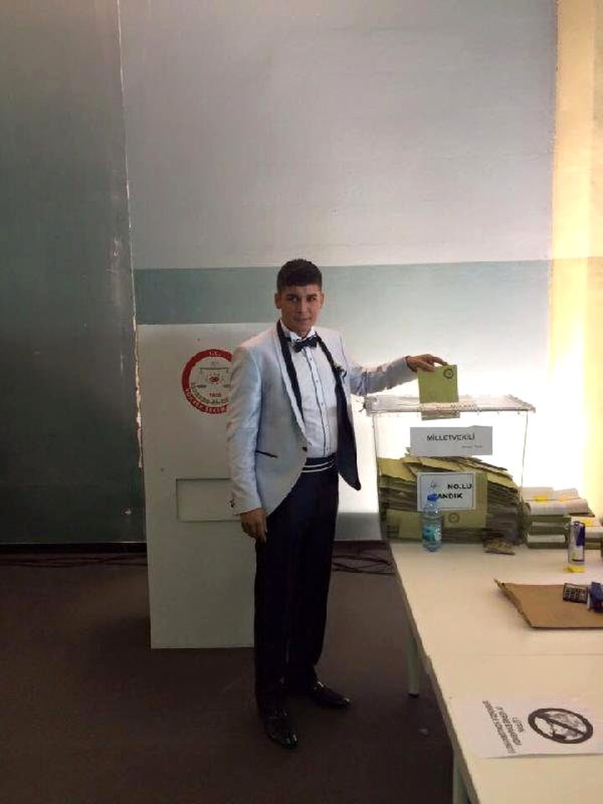 Genç Çift Düğün Öncesi Sandığa Gitti