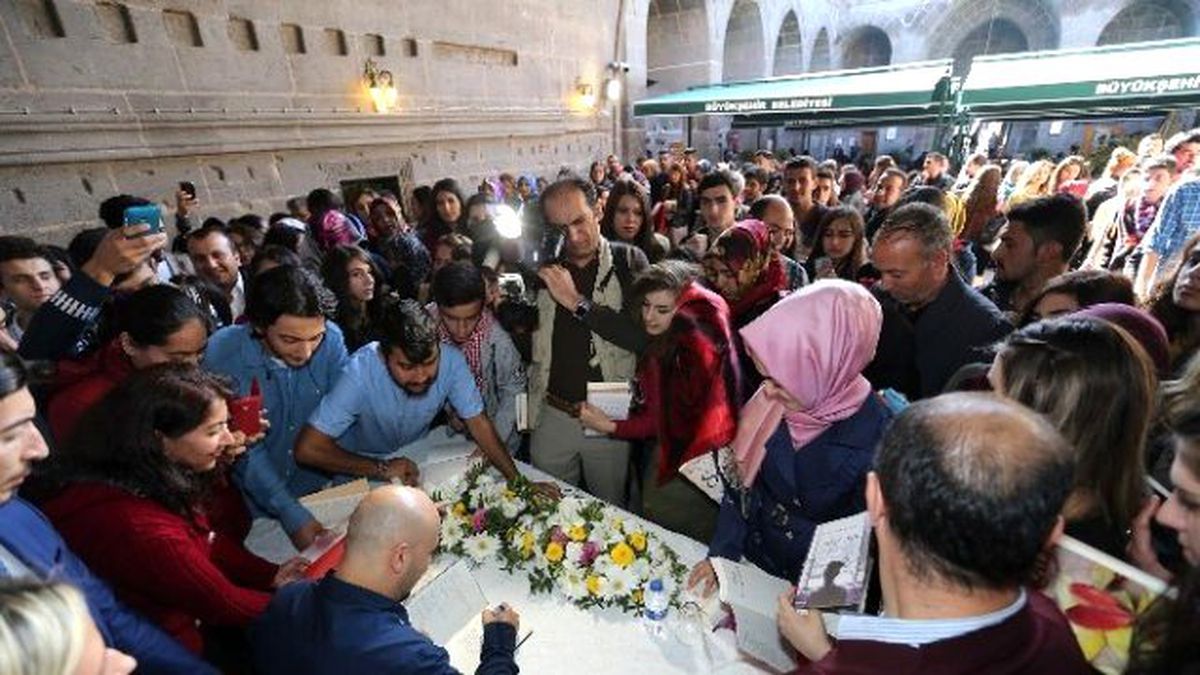 İmza Gününe Büyük İlgi