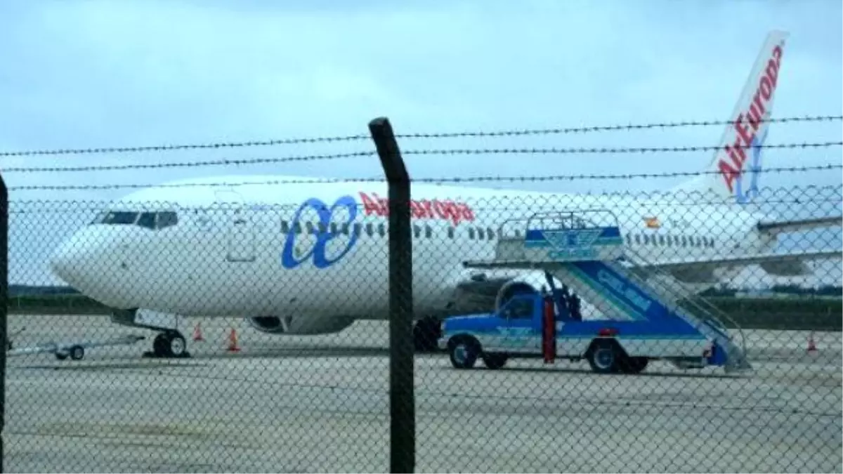 İspanya Başbakan Yardımcısını Taşıyan Uçak Zorunlu İniş Yaptı