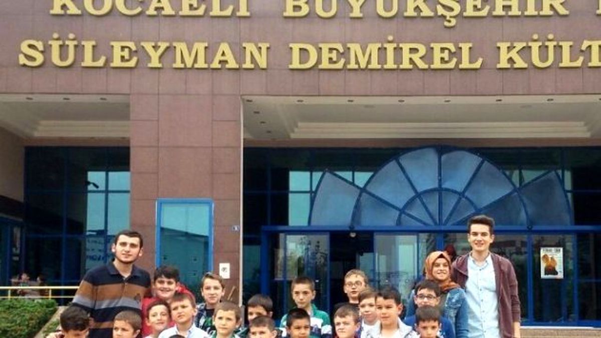İzmitli Gençlerden "Çocuk Gülerse Dünya Güler" Projesi