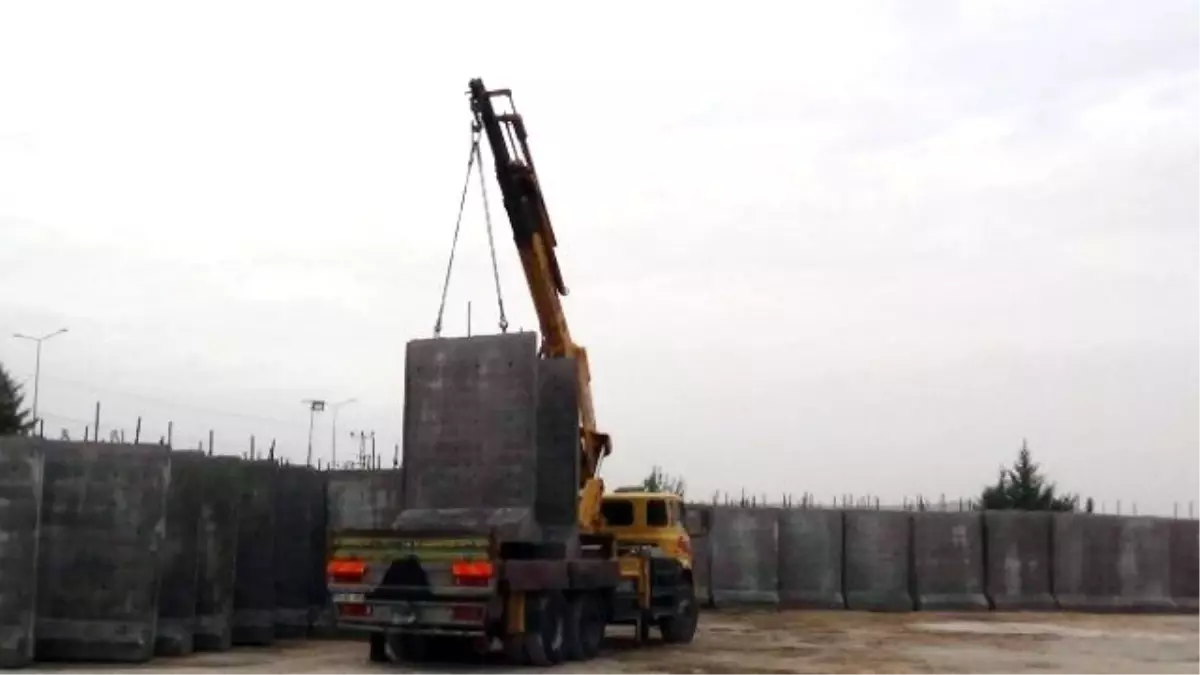 Kilis\'in Suriye Sınırına Örülecek Duvarlar Hazır