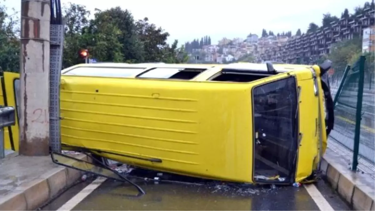 Kontrolden Çıkan Minibüs Takla Attı: 5 Yaralı