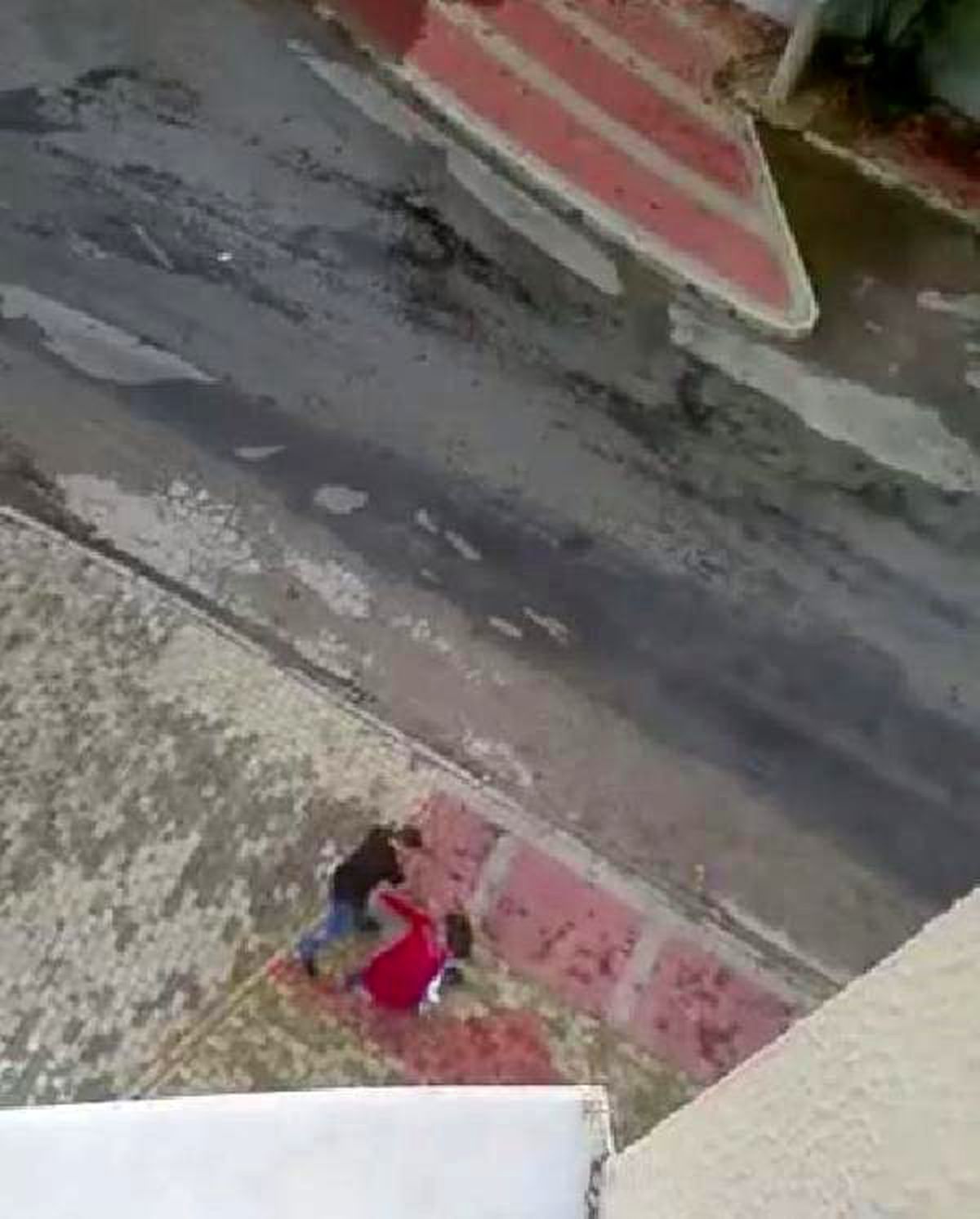 Kucağında Bebeği Olan Kadına Kocasından Dayak