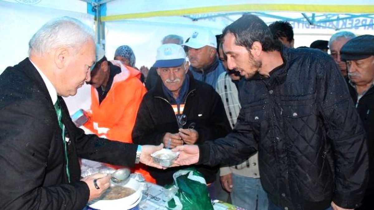 Lapseki Belediyesinden Aşure İkramı