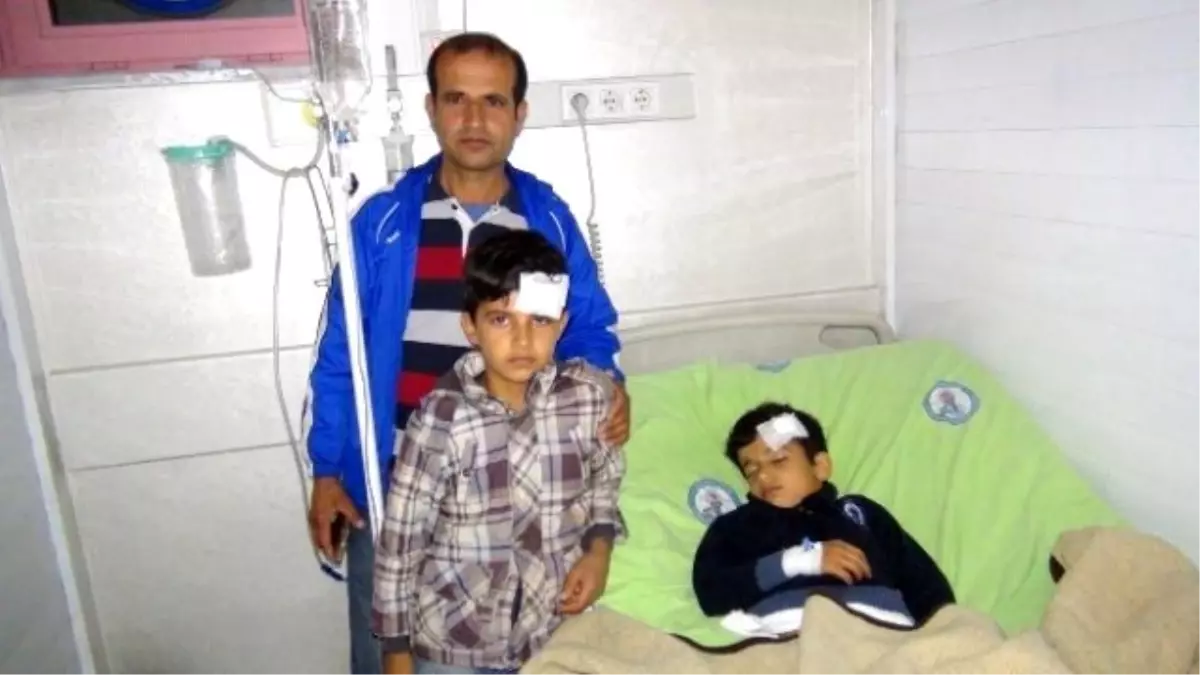 Minibüsün Arkasına Asılan İki Çocuk Düşerek Yaralandı