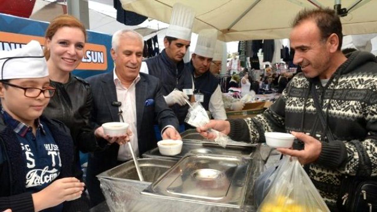 Nilüfer Belediye Başkanı Bozbey Aşure Dağıttı