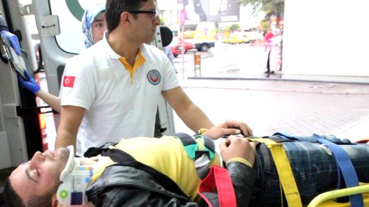 Otomobil Tramvayla Çarpıştı: 2 Yaralı
