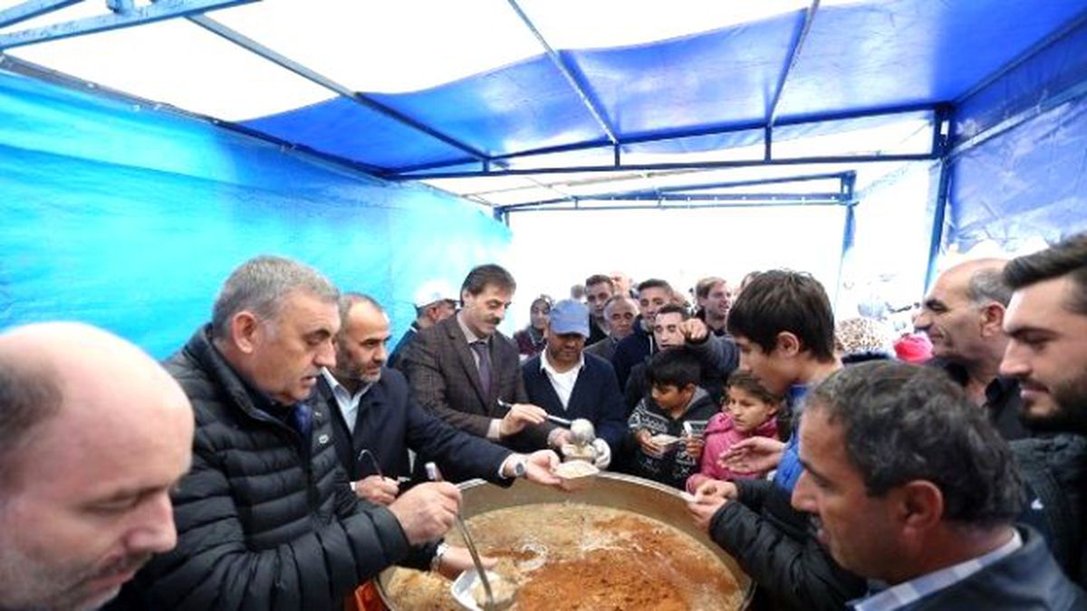 Serdivan Belediyesi 3 Bin Kişilik Aşure Dağıttı