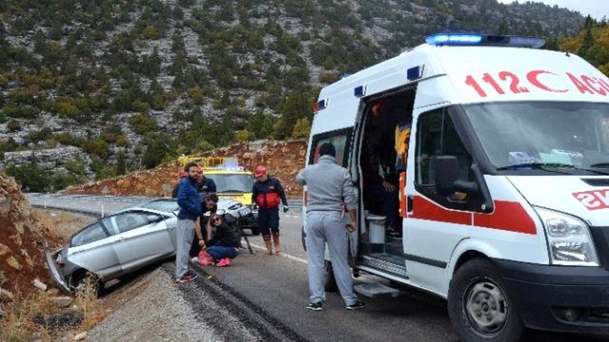 Seydişehir\'de Otomobil Şarampole Devrildi: İki Yaralı