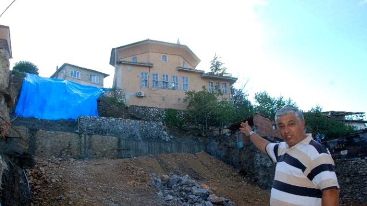 Tarihi Camideki Yıkılma Tehlikesi Mahalle Sakinlerini Korkutuyor