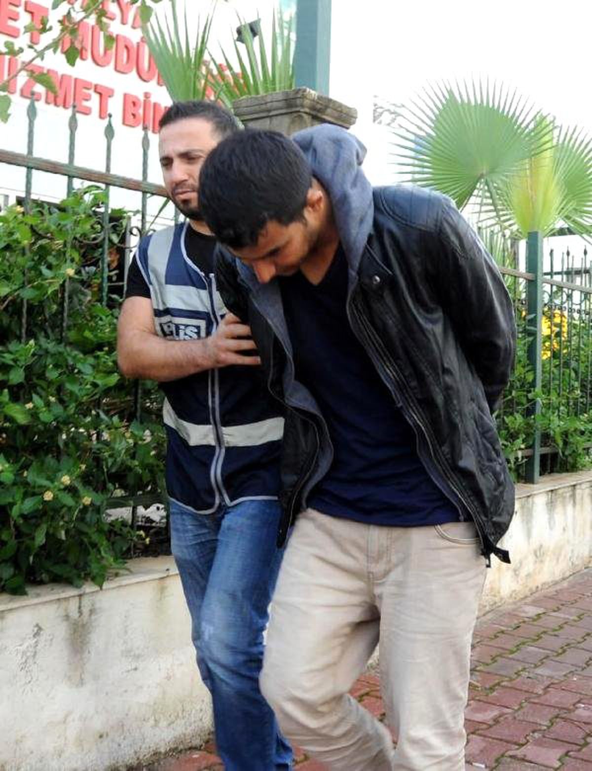Telefon Dolandırıcıları Cami Bahçesinde Yakalandı