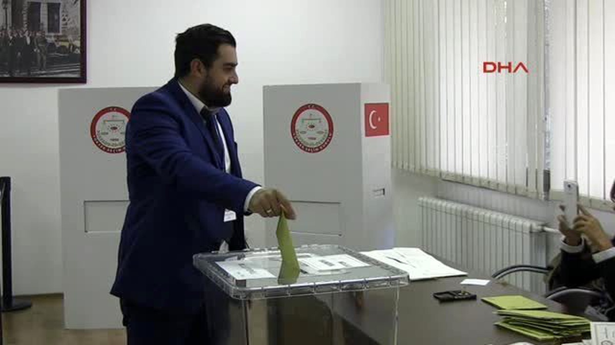 Türk Vatandaşları Makedonya?da Oy Kulandı