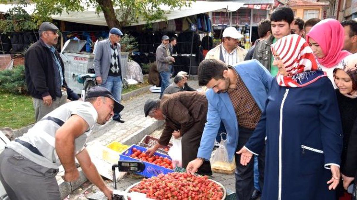 AK Parti Adayı Özkal Şuhut İlçesinde Pazar Yerini Gezdi