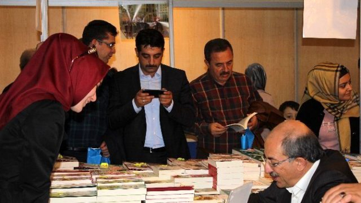 AK Parti Kayseri Milletvekili Tekden Hayranları ile Kitap Fuarında Buluştu