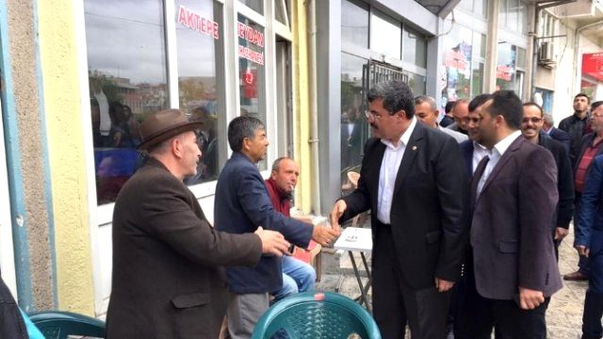 Ak Partiye Geçen MHP\'lilere Rozetlerini Özkaya Taktı