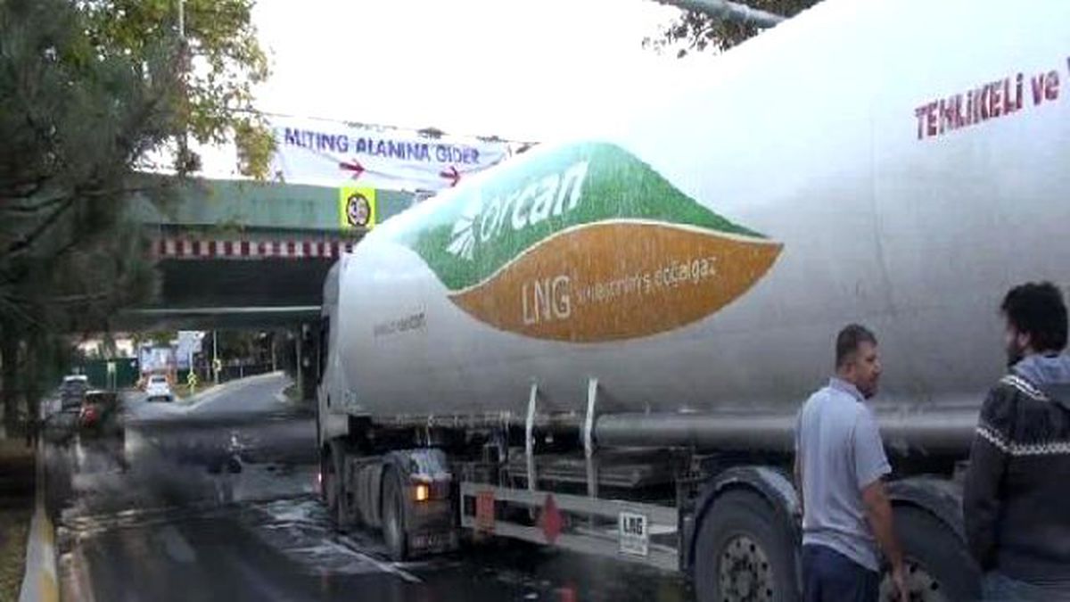 Ataköy'de Sıvılaştırılmış Doğalgaz Taşıyan Tanker Altgeçide Sıkıştı