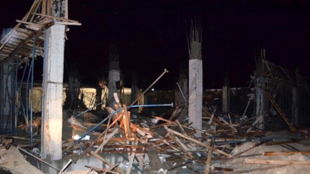 Avm İnşaatında İskele Çöktü: 5 İşçi Yaralı