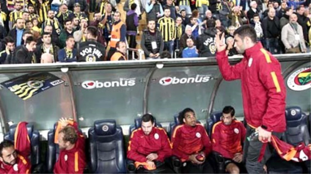 Burak Yılmaz, Fenerbahçe Tribününe 4 İşareti Yaptı